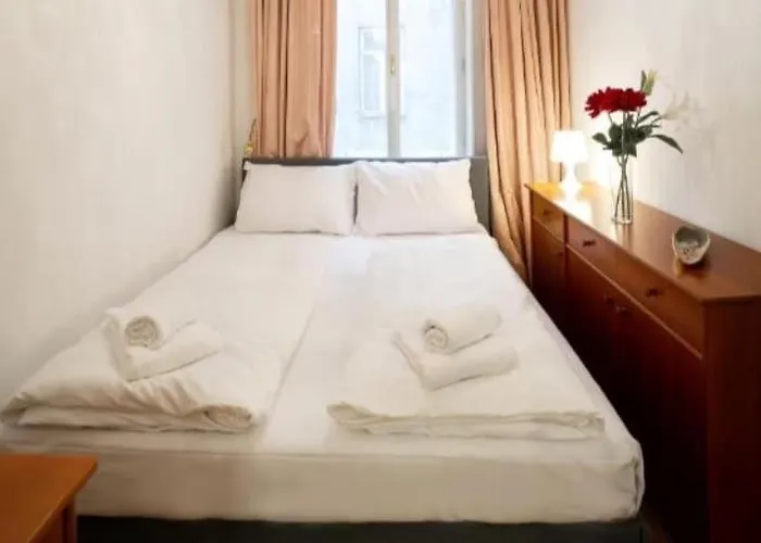 Apartment Premium With Shared Balcony & Free Parking *