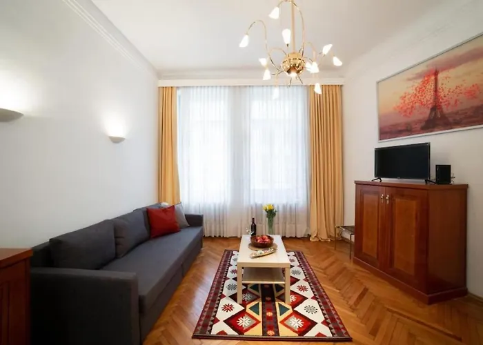 Apartment Premium With Shared Balcony & Free Parking *
