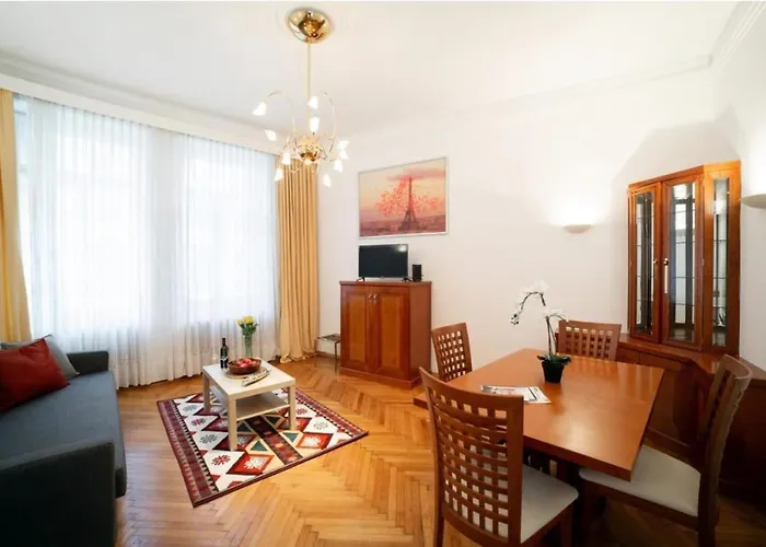 Apartment Premium With Shared Balcony & Free Parking *