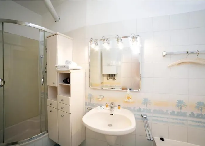 Apartment Premium With Shared Balcony & Free Parking *